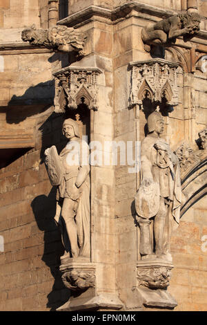 Détail du 15ème siècle des statues de deux nobles chevaliers/sur l'hôtel de ville gothique à Bruxelles, Belgique Banque D'Images