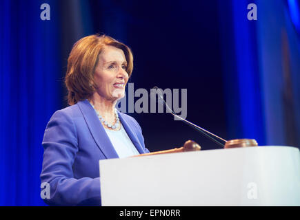 Anaheim, Californie, USA. 16 mai, 2015. Chef de la minorité de la Chambre Nancy Pelosi parle lors de la Convention démocrate de Californie, tenue à l'Anaheim Convention Center. © Davis de Coiffure/ZUMA/ZUMAPRESS.com/Alamy fil Live News Banque D'Images