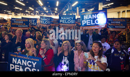 Anaheim, Californie, USA. 16 mai, 2015. Écouter les partisans comme chef de la minorité de la Chambre Pelosi parle lors de la Convention démocrate de Californie, tenue à l'Anaheim Convention Center. © Davis de Coiffure/ZUMA/ZUMAPRESS.com/Alamy fil Live News Banque D'Images