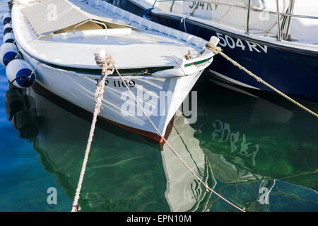 Détail de petits bateaux attaché par du côté du port de Rovinj, Istrie, Croatie reflétant dans l'eau translucide Banque D'Images