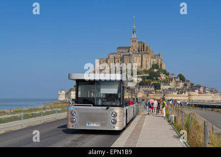 Le nouveau bus navette arrive au Mont St Michel Banque D'Images