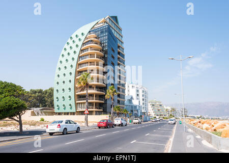 Immeuble avec vue sur l'océan, Beach Road, Strand, quartier Helderberg, péninsule du Cap,Province du Cap occidental, République d'Afrique du Sud Banque D'Images