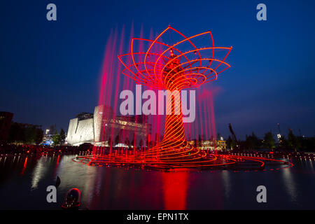 Milan, Italie, 5 mai 2015. Spectacle de lumière autour de l'arbre de vie fontaine à l'Expo 2015. Banque D'Images