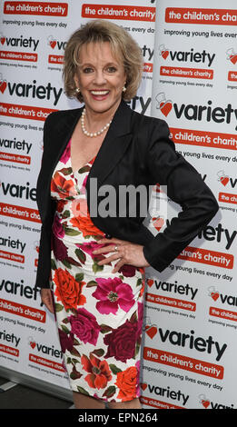 London,UK, 19 mai 2015 : Dame Louise Esther Rantzen DBE est un journaliste et présentateur de télévision anglais arrive à la "shooting stars" Lancement de livre contient les plus grands moments de la première 65 ans d'ordinateurs de variété au London Film Museum, Londres. Credit : Voir Li/Alamy Live News Banque D'Images