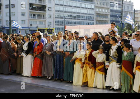 Athènes, Grèce. 19 mai 2015. Des gens habillés en costume traditionnel pontique, suivre la cérémonie sur la place Syntagma. Des grecs de la région du Pont (Mer noire) tenir une cérémonie de commémoration pour l'anniversaire de la génocide pontique par l'Empire Ottoman. Le génocide pontique est le nettoyage ethnique de la population grecque chrétienne de la région de Pontus en Turquie pendant la Première Guerre mondiale et ses conséquences. Crédit : Michael Debets/Alamy Live News Banque D'Images