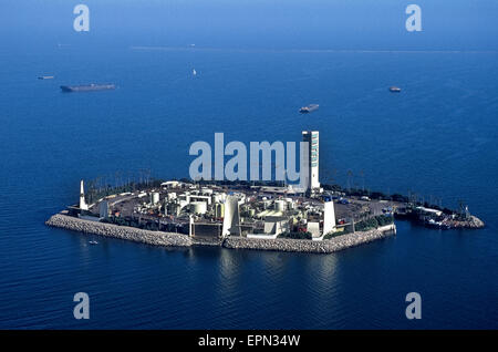 Une vue aérienne montre l'une des quatre îles artificielles où les puits de pétrole sont près de la côte d'exploitation dans la région de San Pedro Bay en vue de la ville de Long Beach, Californie, USA. La nouveauté est que les réservoirs de stockage, les derricks, les pompes et autres équipements nécessaires pour extraire du pétrole brut à partir de sous la mer sont insonorisées et camouflé par tropical, chutes d'eau et façades de bâtiments conçus pour ressembler à une île resort comme vu de la rive. C'est Blanc de l'île, qui porte le nom de l'astronaute américain Ed White qui a péri quand son vaisseau spatial Apollo 1 a pris feu en 1967. Banque D'Images