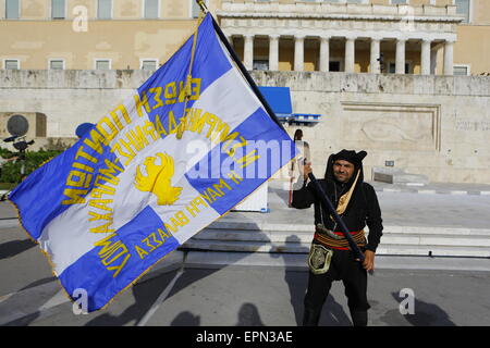 Athènes, Grèce. 19 mai, 2015. Un homme habillé en costume traditionnel pontique, pose avec un drapeau pontique sur la place Syntagma. Des grecs de la région du Pont (Mer noire) tenir une cérémonie de commémoration pour l'anniversaire de la génocide pontique par l'Empire Ottoman. Le génocide pontique est le nettoyage ethnique de la population grecque chrétienne de la région de Pontus en Turquie pendant la Première Guerre mondiale et ses conséquences. © Michael Debets/Pacific Press/Alamy Live News Banque D'Images