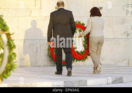 Athènes, Grèce. 19 mai, 2015. Une couronne est mis sur la Tombe du Soldat inconnu. Des grecs de la région du Pont (Mer noire) tenir une cérémonie de commémoration pour l'anniversaire de la génocide pontique par l'Empire Ottoman. Le génocide pontique est le nettoyage ethnique de la population grecque chrétienne de la région de Pontus en Turquie pendant la Première Guerre mondiale et ses conséquences. © Michael Debets/Pacific Press/Alamy Live News Banque D'Images