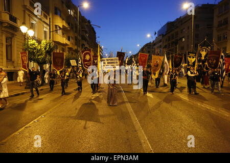 Athènes, Grèce. 19 mai, 2015. Les Grecs pontiques mars à l'ambassade de Turquie, portant leurs drapeaux traditionnels. Des grecs de la région du Pont (Mer noire) tenir une cérémonie de commémoration pour l'anniversaire de la génocide pontique par l'Empire Ottoman. Le génocide pontique est le nettoyage ethnique de la population grecque chrétienne de la région de Pontus en Turquie pendant la Première Guerre mondiale et ses conséquences. © Michael Debets/Pacific Press/Alamy Live News Banque D'Images