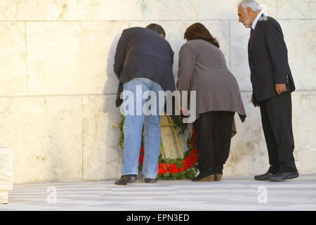 Athènes, Grèce. 19 mai 2015. Une couronne est mis sur la Tombe du Soldat inconnu. Des grecs de la région du Pont (Mer noire) tenir une cérémonie de commémoration pour l'anniversaire de la génocide pontique par l'Empire Ottoman. Le génocide pontique est le nettoyage ethnique de la population grecque chrétienne de la région de Pontus en Turquie pendant la Première Guerre mondiale et ses conséquences. Crédit : Michael Debets/Alamy Live News Banque D'Images