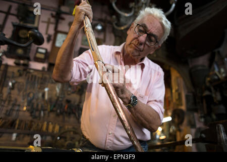 Buenos Aires. 20 mai, 2015. Orfèvre argentin Juan Carlos Pallarols traite d'une copie de la partie incurvée sabre utilisé par le général José de San Martin dans son atelier, à Buenos Aires, Argentine, mai, 19, 2015. Au lieu d'une réplique, le sabre était une copie et sera transférée le 23 mai au Musée National d'histoire. © Martin Zabala/Xinhua/Alamy Live News Banque D'Images