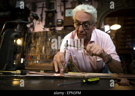 Buenos Aires. 20 mai, 2015. Orfèvre argentin Juan Carlos Pallarols traite d'une copie de la partie incurvée sabre utilisé par le général José de San Martin dans son atelier, à Buenos Aires, Argentine, mai, 19, 2015. Au lieu d'une réplique, le sabre était une copie et sera transférée le 23 mai au Musée National d'histoire. © Martin Zabala/Xinhua/Alamy Live News Banque D'Images