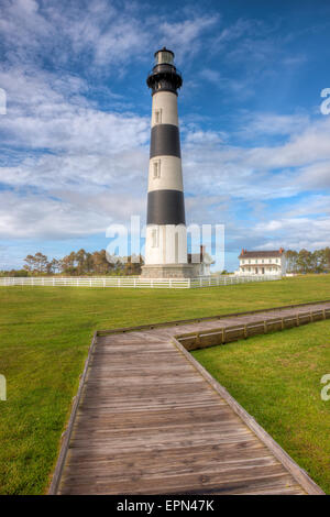 Le Bodie Island Lighthouse et adjacent boardwalk à Cape Hatteras National Seashore dans les Outer Banks de Caroline du Nord. Banque D'Images