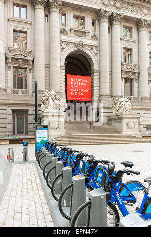 Vélos Vélo Citi pour les cavaliers d'attente à une station d'près de le Musée national des Indiens Américains à New York. Banque D'Images