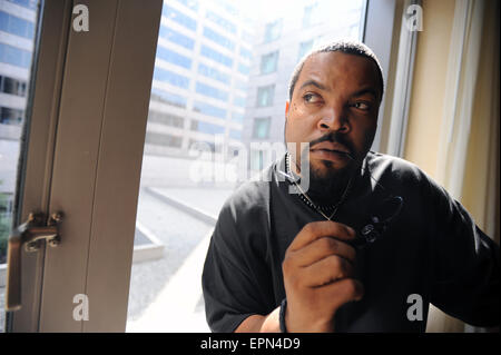 Ice Cube pose pour une photo pour la promotion film "billet de loterie" à Philadelphie, Pa. Banque D'Images