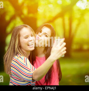 Amis de selfies belle journée d'été à park Banque D'Images