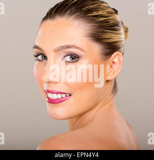 Très belle jeune femme blonde avec visage propre à l'arrière Banque D'Images