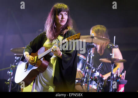 Irvine, Californie, USA. 16 mai, 2015. Musicien NANNA BRYNDIS HILMARSDOTTIR de groupe islandais de monstres et les hommes exécute vivent pendant la Fiesta KROQ Weenie Roast Y à Irvine Meadows Amphitheater à Irvine, Californie © Daniel DeSlover/ZUMA/Alamy Fil Live News Banque D'Images