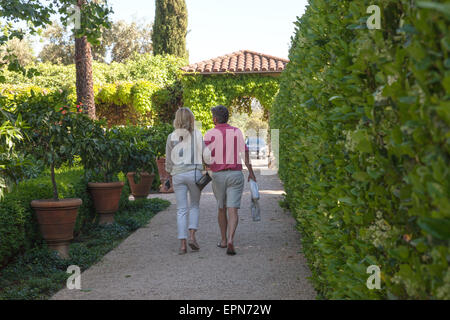 Couple en train de marcher à l'intérieur du jardin de chateau st. jean Estate Winery, Kenwood, Sonoma, California, USA Banque D'Images