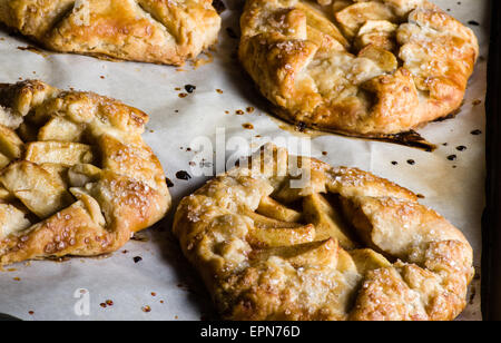 Tartes aux pommes fraîchement cuits montrant le remplissage des tranches de pommes Banque D'Images