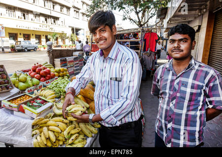 Mumbai Inde,Apollo Bandar,Colaba,Indumati Sakharkar Marg,Road,Causeway,Market,shopping shopper shoppers magasins marchés achats vendre Banque D'Images