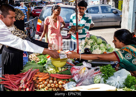 Mumbai Inde,Apollo Bandar,Colaba,Causeway,Market,Strand Cinema Road,shopping shopper shoppers shopping shopping shopping shopping shopping shopping marché vente, magasins d'affaires Banque D'Images