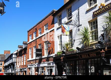 Magasins et commerces le long de Butcher Row, Shrewsbury, Shropshire, Angleterre, Royaume-Uni, Europe de l'Ouest. Banque D'Images