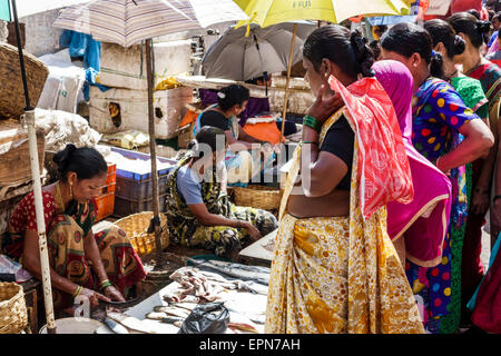 Mumbai Inde,Apollo Bandar,Colaba,Causeway,Market,Lala Nigam Road,shopping shopper shoppers shopping magasins marché achat, magasin magasins d'affaires bus Banque D'Images