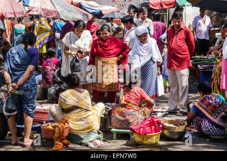 Mumbai Inde,asiatique indien,Apollo Bandar,Colaba,Causeway,Market,Lala Nigam Road,shopping shopper shoppers magasins marché marchés achat Banque D'Images