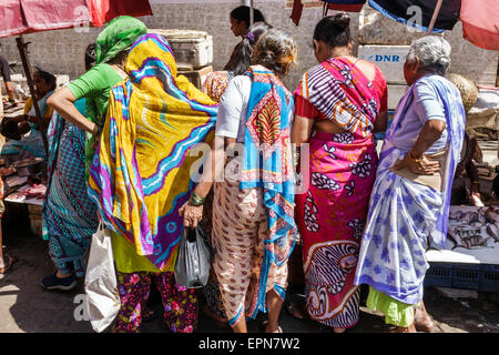 Mumbai Inde,asiatique indien,Apollo Bandar,Colaba,Causeway,Market,Lala Nigam Road,shopping shopper shoppers magasins marché marchés achat Banque D'Images