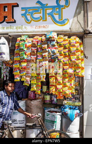 Mumbai Inde,asiatique indien,Apollo Bandar,Colaba,Causeway,Market,Indumati Saharikar Marg,Road,shopping shopper shoppers magasins marché Banque D'Images