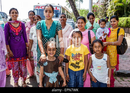 Mumbai Inde,asiatique indien,Apollo Bandar,Colaba,PJ Ramchandani Marg,Road,adultes femme femme femme femme,parents,Shalwar kameez,mère maman,fille Banque D'Images