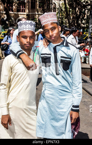 Mumbai Inde, Apollo Bandar, Colaba, PJ Ramchandani Marg, Road, musulman, adolescents adolescents adolescents adolescents adolescents garçons garçons garçons enfants amis, topi, taqiyah cap, r Banque D'Images