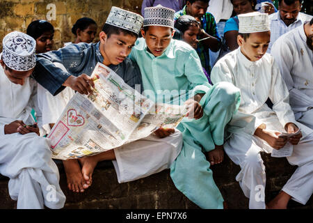 Mumbai Inde, Apollo Bandar, Colaba, PJ Ramchandani Marg, Road, musulman, adolescents adolescents adolescents adolescents adolescents garçons garçons garçons enfants amis, topi, taqiyah cap, r Banque D'Images