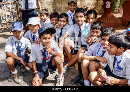 Mumbai Inde,fort Mumbai,Kala Ghoda,Mahatma Gandhi Road,Chhatrapati Shivaji Maharaj Vatu Sangrahalay,ancien Musée du Prince de Galles,garçons garçons garçons enfants Banque D'Images