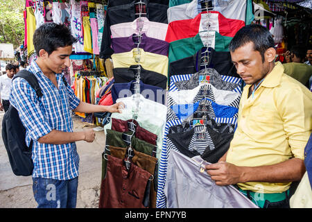 Mumbai Inde,Karmaveer Bhaurao Patil Marg,Road,Mantralaya,fort Mumbai,Fashion Street,shopping shopper shopping shopping boutiques marché achats sellin Banque D'Images