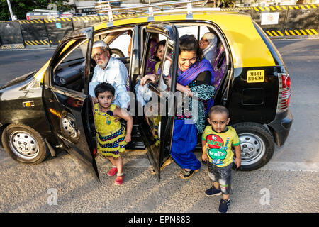 Mumbai Inde,Girgaon,Maharshi Karve Road,taxi,taxis,taxis,taxis,taxis,filles,jeunes,filles enfants filles garçons garçons garçons garçons,femme femmes femmes,mère,fille Banque D'Images