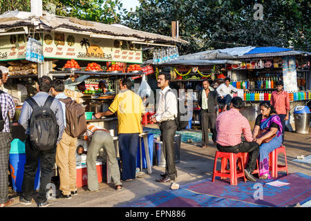 Mumbai Inde,asiatique indien,Girgaon,Marine Drive,Chowpatty Beach,public,concessions,foodstall,stands,stand,stands,stands,vendeurs,vendeurs,clients,ligne,file,vi Banque D'Images