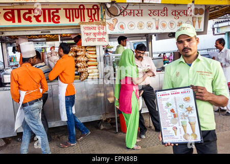 Mumbai Inde,Girgaon,Marine Drive,Chowpatty Beach,public,concessions,foodstall,stands,stand,stands,stands,stands,stands,stands,fournisseurs,marchands,marché,hommes Banque D'Images