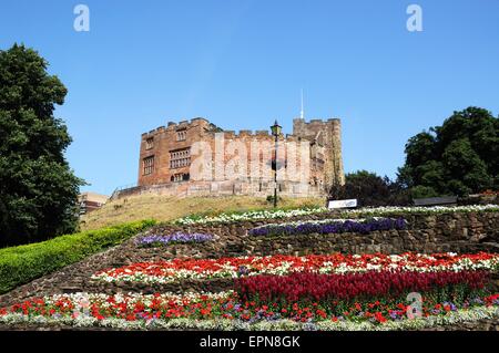 Vue sur les jardins du château avec le château normand à l'arrière, Tamworth, Staffordshire, Angleterre, Royaume-Uni, Europe de l'Ouest. Banque D'Images