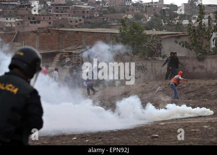 Lima, Pérou. 19 mai, 2015. Les gens qui envahissent une zone archéologique en conflit avec des policiers, dans le secteur de Tablada de Lurin, à Villa Maria del Triunfo, Lima, Pérou ministère, le 19 mai 2015. Selon la presse locale, les policiers se sont affrontés avec les gens qui ont envahi une zone archéologique au cours de leur expulsion, laissant au moins trois policiers blessés et 10 personnes arrêtées. Crédit : Oscar Farje Gomero/ANDINA/Xinhua/Alamy Live News Banque D'Images