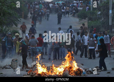 Lima, Pérou. 19 mai, 2015. Les gens qui envahissent une zone archéologique en conflit avec des policiers, dans le secteur de Tablada de Lurin, à Villa Maria del Triunfo, Lima, Pérou ministère, le 19 mai 2015. Selon la presse locale, les policiers se sont affrontés avec les gens qui ont envahi une zone archéologique au cours de leur expulsion, laissant au moins trois policiers blessés et 10 personnes arrêtées. Crédit : Oscar Farje Gomero/ANDINA/Xinhua/Alamy Live News Banque D'Images