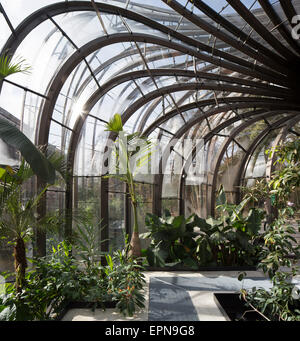 Vue d'une maison de verre. La Distillerie de Bombay Sapphire, Laverstoke, Royaume-Uni. Architecte : Heatherwick Studio, 2014. Banque D'Images