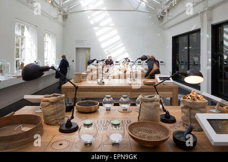 Vue de l'intérieur de modèle prix. La Distillerie de Bombay Sapphire, Laverstoke, Royaume-Uni. Architecte : Heatherwick Studio, 2014. Banque D'Images