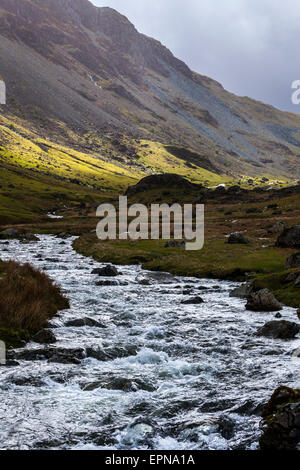 Gatesgarthdale Beck s'écoulant à travers Honister Pass in Lake District Banque D'Images