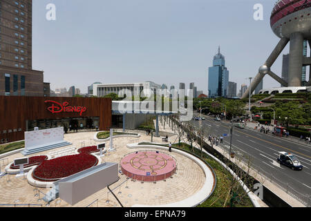 (150520) -- SHANGHAI, 20 mai 2015 (Xinhua) -- Photo prise le 20 mai 2015 montre l'extérieur de la boutique phare de Disney à Shanghai, la Chine orientale. Le magasin, occupant une superficie de 5 860 mètres carrés dans le quartier des affaires de Lujiazui, a été ouverte le mercredi. (Xinhua/Ding Ting) (wyo) Banque D'Images