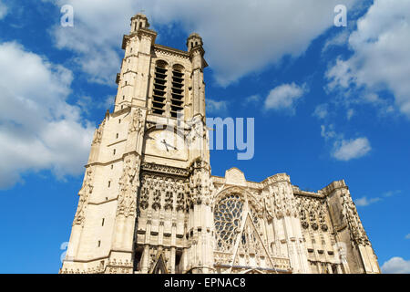 La cathédrale gothique de la cathédrale de Troyes (Office de Tourisme de Troyes) contre un ciel nuageux. Banque D'Images