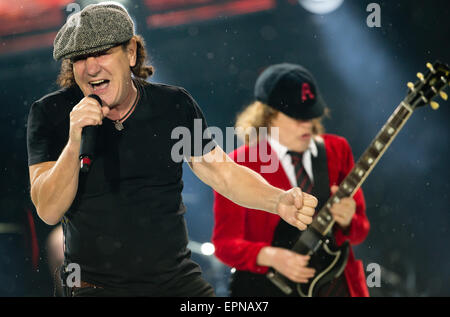 Munich, Allemagne. 19 mai, 2015. Le chanteur, Brian Johnson (L), et le guitariste, Angus Young, dans le groupe de rock australien AC/DC se tenir sur scène dans le stade olympique de Munich, Allemagne, 19 mai 2015. Photo : SVEN HOPPE/dpa/Alamy Live News Banque D'Images