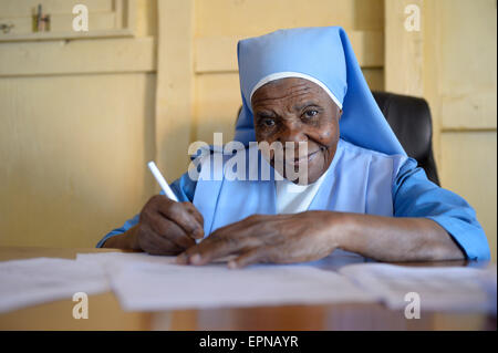 Nun, vieille femme, à accomplir des tâches administratives, Carrefour, Département de l'Ouest, Haïti Banque D'Images