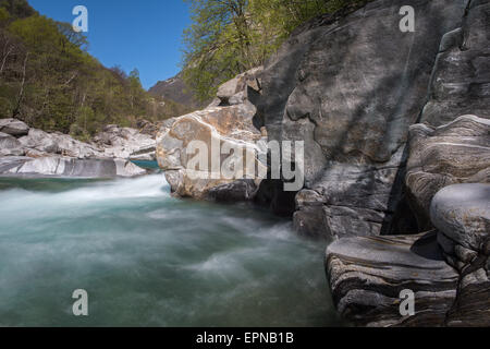 En Eau Vive Valle Verzasca, Canton du Tessin, Suisse Banque D'Images